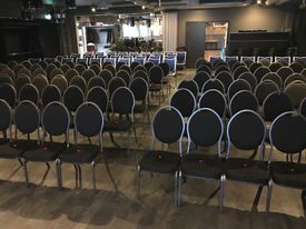 Storsal konsertoppsett med stolrekker