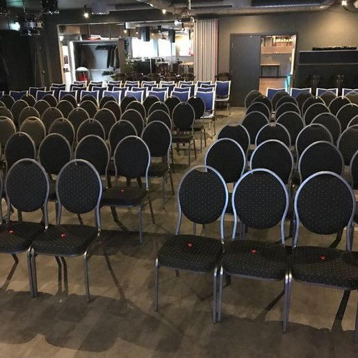 Storsal konsertoppsett med stolrekker