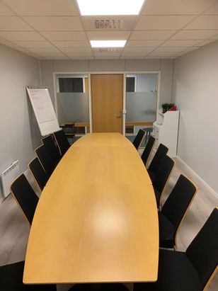 Lite møterom med langbord