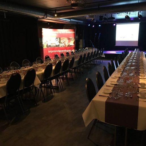 Pyntet lanbord til konferanse i storsal